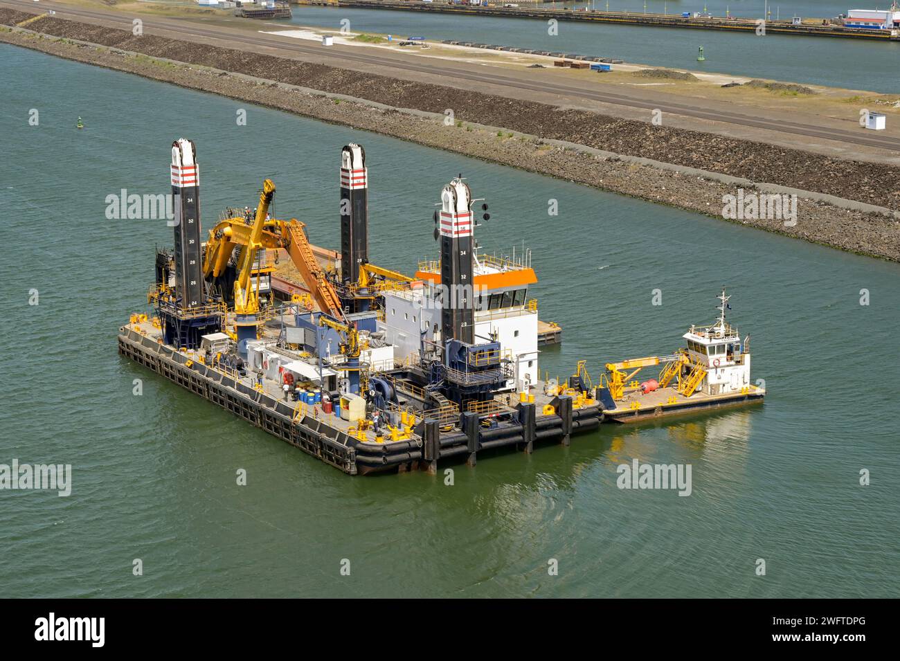 Canale di Panama, Panama - 23 gennaio 2024: Grande chiatta industriale galleggiante utilizzata per dragare il canale per rimuovere limo e sporco. Foto Stock