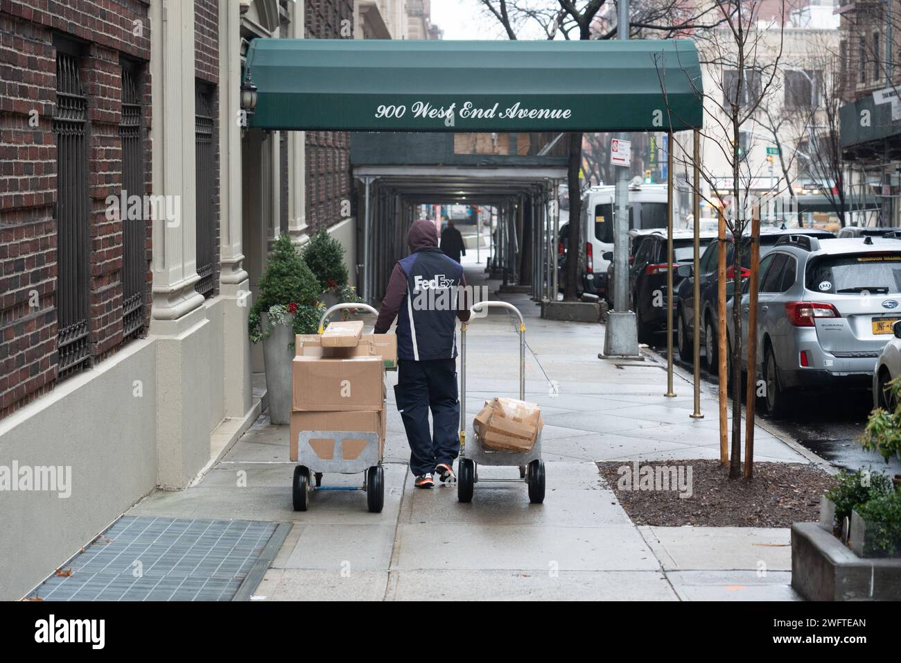 Un corriere con pacchi nell'Upper West Side di New York. Data foto: Venerdì 26 gennaio 2024. Foto: Richard Gray/Alamy Foto Stock