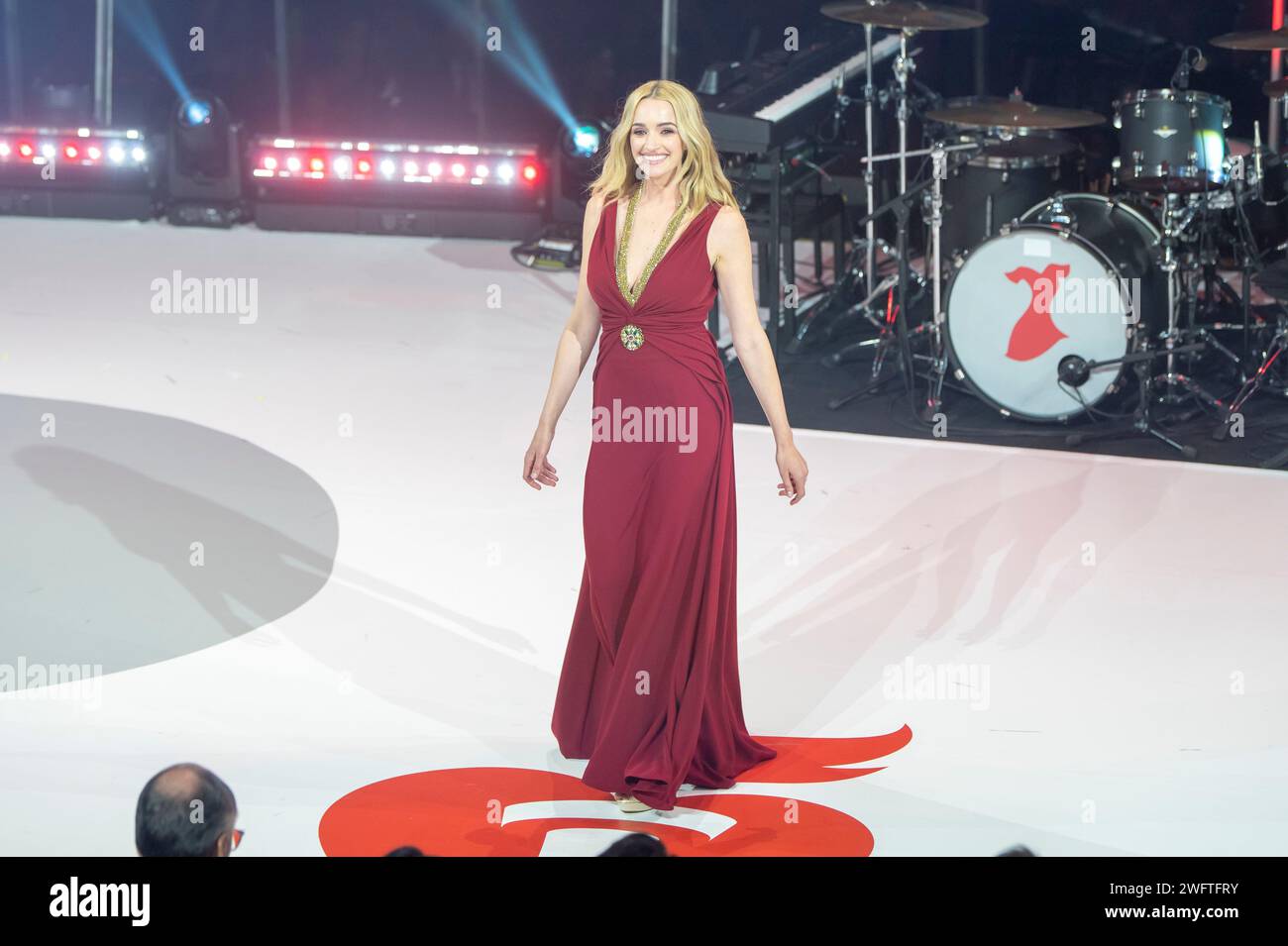 New York, Stati Uniti. 31 gennaio 2024. Brianne Howey che indossa Reem Acra cammina lungo la passerella durante il Red Dress Collection Concert 2024 dell'American Heart Association al Jazz al Lincoln Center di New York City. Credito: SOPA Images Limited/Alamy Live News Foto Stock