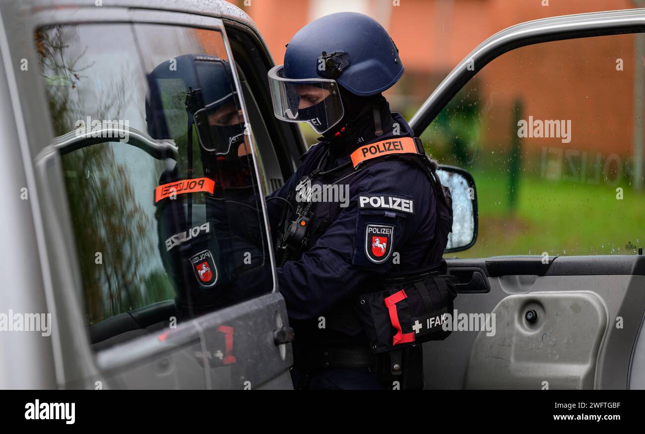 PRODUZIONE - 03 gennaio 2024, bassa Sassonia, Hohenbostel: Un agente di polizia dell'unità di smaltimento di Lüneburg si equipaggia durante un esercizio. Foto: Philipp Schulze/dpa Foto Stock