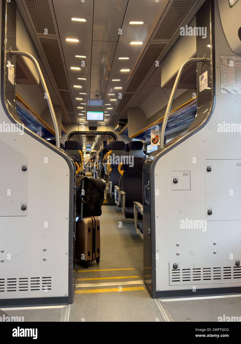 Una fotografia di una carrage, sul Malpensa Express, sulla strada per Milano, Milano, Italia Foto Stock