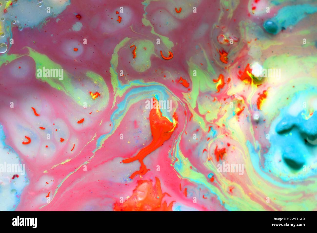 Disegno involontario creato con vernice diluita in un liquido di diversi colori. Foto Stock