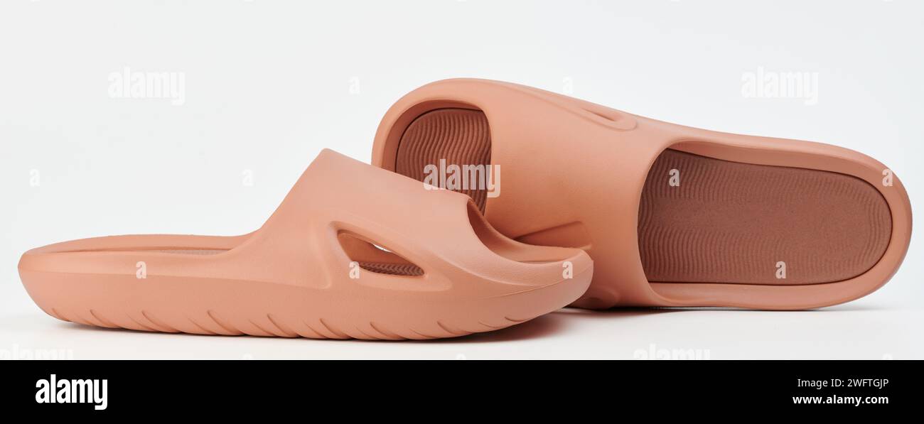 Flip flop in plastica con vista laterale e superiore isolata. Scarpe antiscivolo Foto Stock