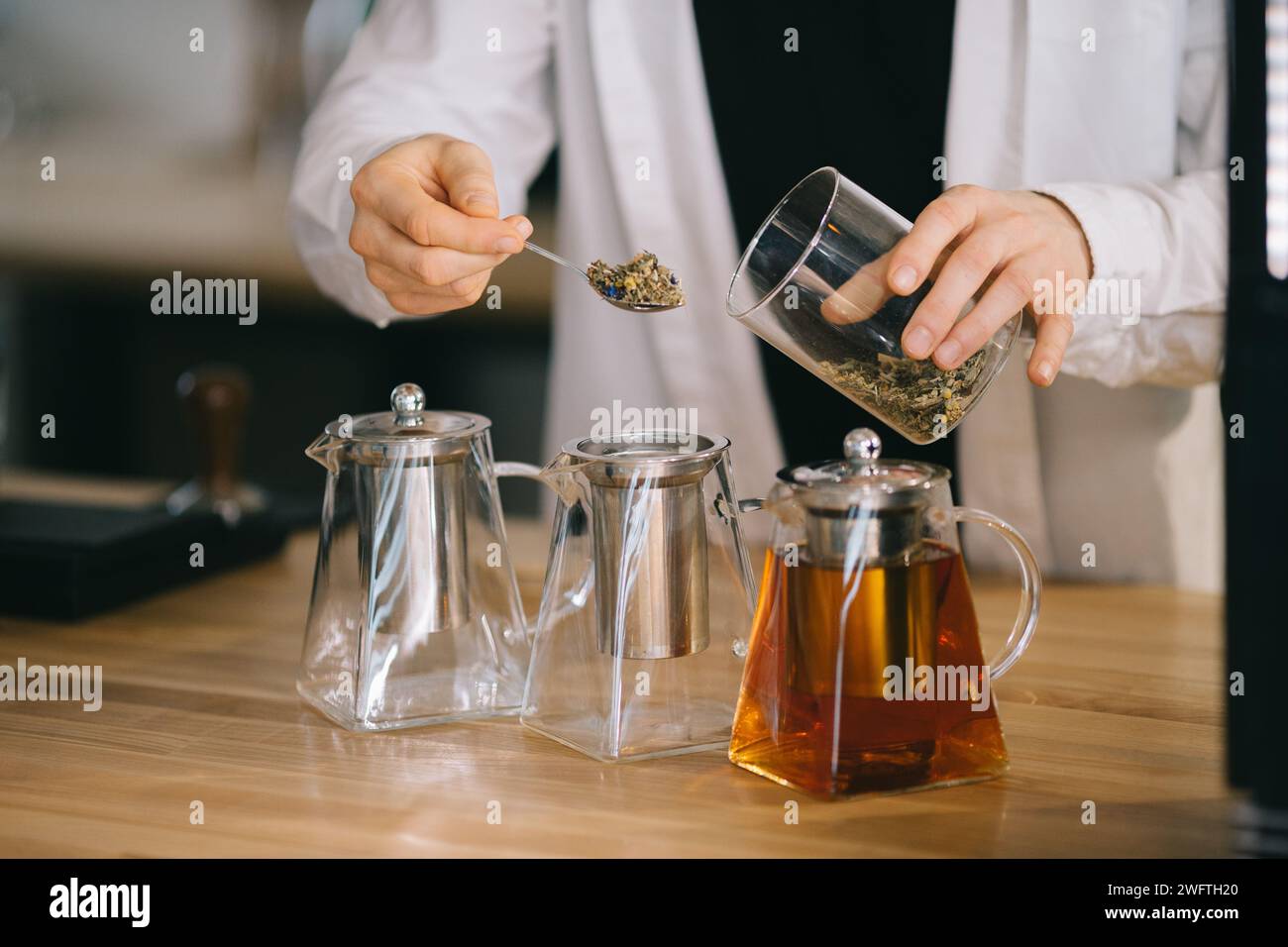 Il processo di preparazione del tè aromatico. Foto Stock