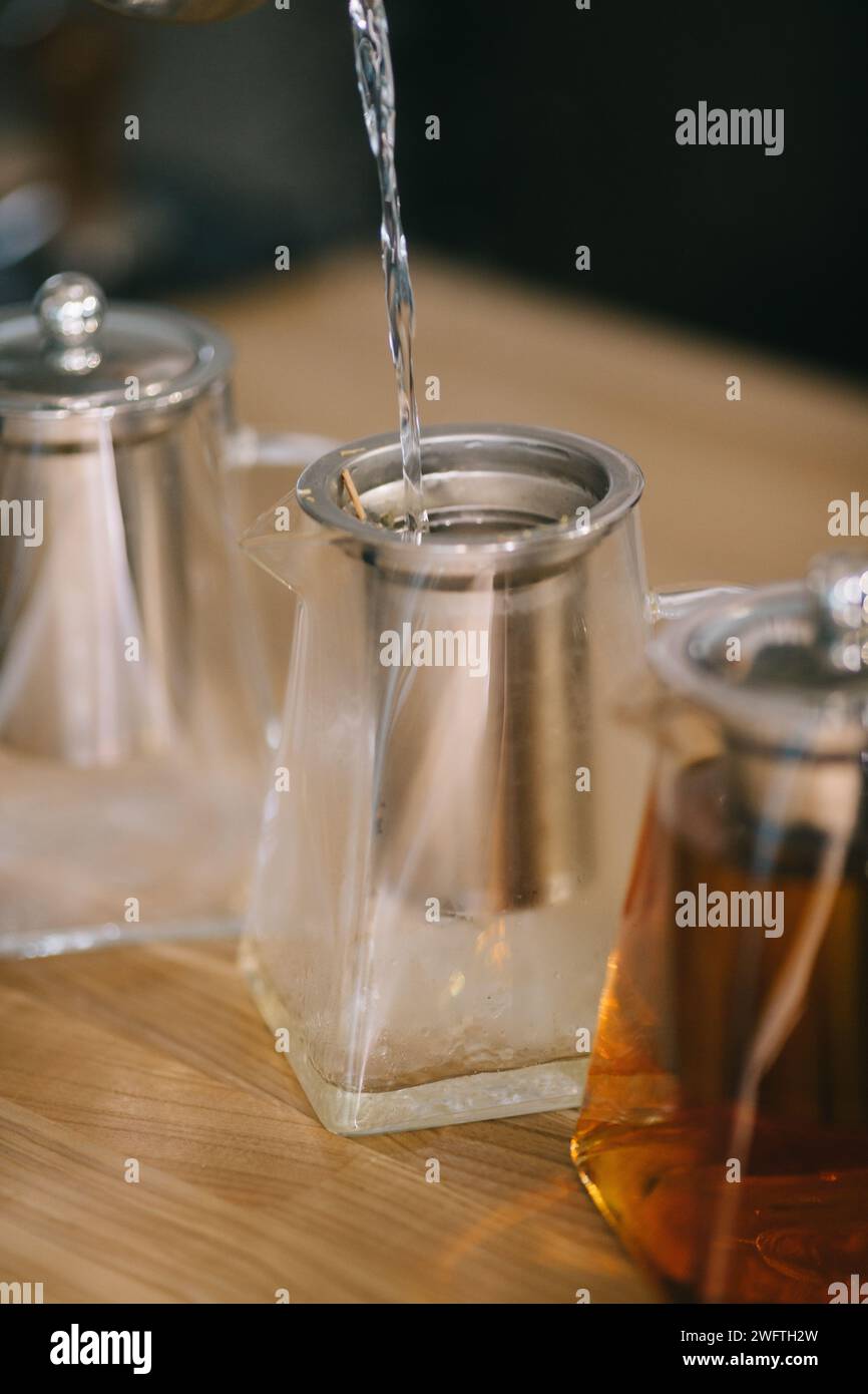 Il processo di preparazione del tè aromatico. Foto Stock