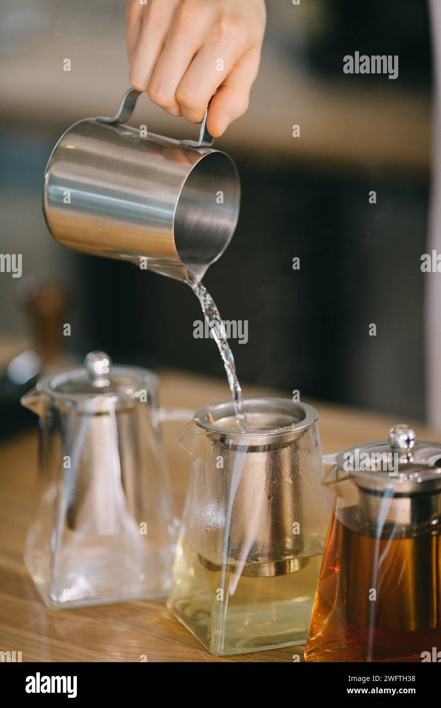 Il processo di preparazione del tè aromatico. Foto Stock