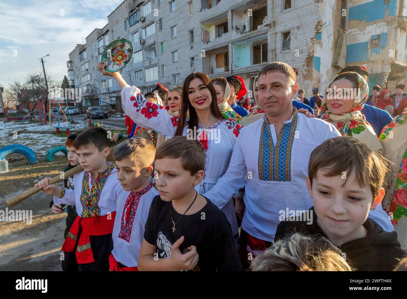 BORODIANKA, UCRAINA - 31 GENNAIO 2024 - Consigliere del Ministro della Cultura e della politica dell'informazione dell'Ucraina, Miss Universo 2018, il presidente del Comitato di pace dell'Ucraina Charity Foundation Julia Gershun (C) posa per una foto con i membri della Scuola di combattimento Hopak Shablezub e i membri del Coro popolare accademico onorato nazionale ucraino G. Veryovka, Borodianka, regione di Kiev, Ucraina settentrionale. Foto Stock