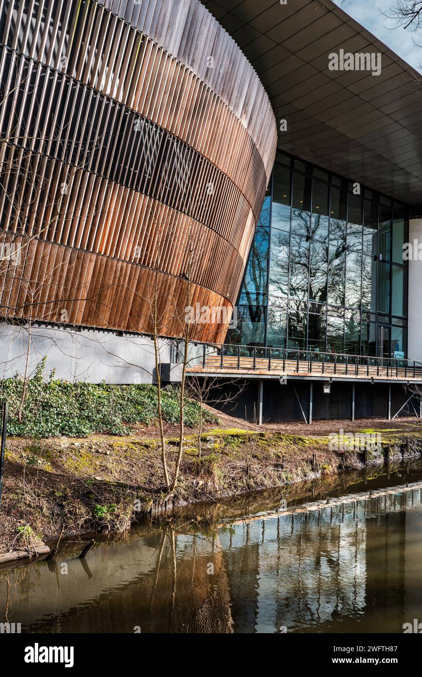 Royal Welsh College of Music and Drama, riflesso nel canale attraverso Bute Park, Cardiff. Riflesso architettonico. Progettazione. Simmetria. Foto Stock