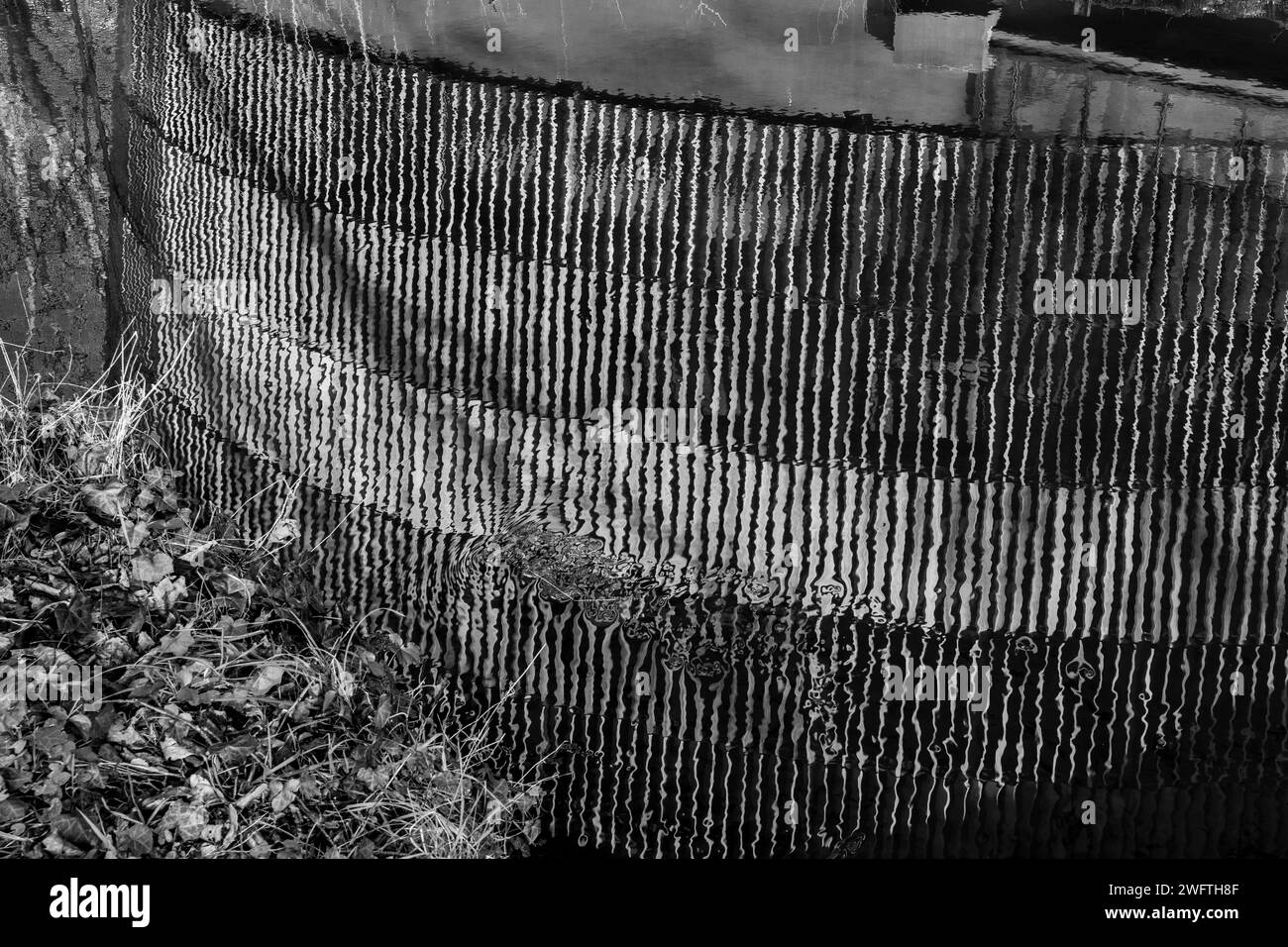 Immagine astratta e riflessiva del rivestimento a doghe su un moderno design architettonico. Architettura concettuale, simmetria, immagine off-beat. Provocazione. Foto Stock