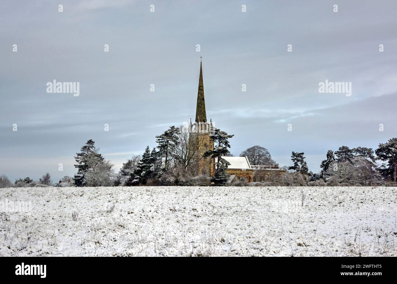 Una chiesa sull'orizzonte in Un giorno d'inverno Foto Stock