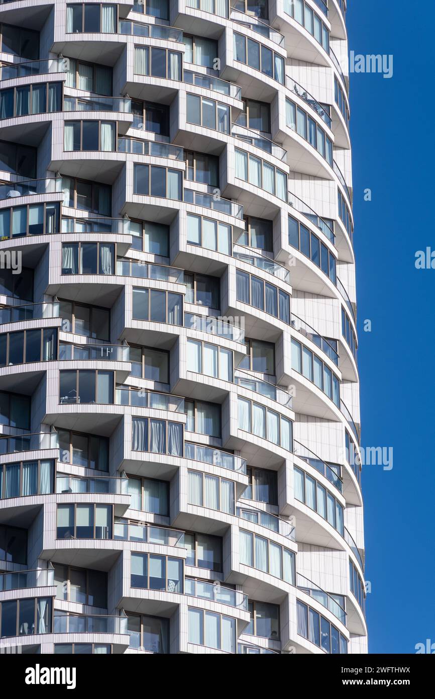 L'edificio cilindrico One Park Drive, un grattacielo progettato da Herzog & de Meuron, a Canary Wharf, Londra, Inghilterra, Regno Unito Foto Stock