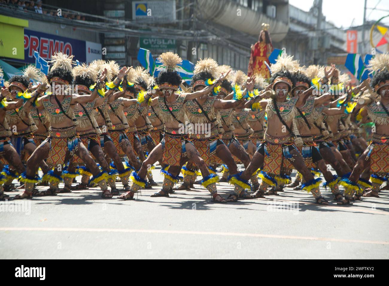 Partecipanti Dinagyang festival.Dinagyang Un festival religioso e culturale che si tiene in onore di Santo Niño, questo festival è considerato un festival globale. Foto Stock