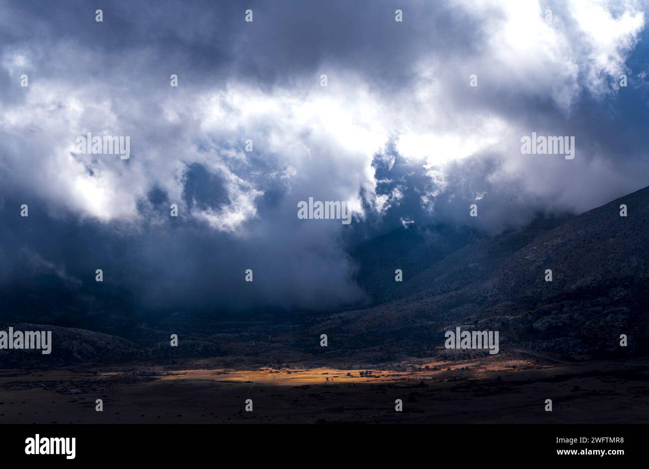 Le nuvole si snodano sull'altopiano di Nida ai piedi del Monte Ida, la catena montuosa di Psiloritis, Creta Foto Stock