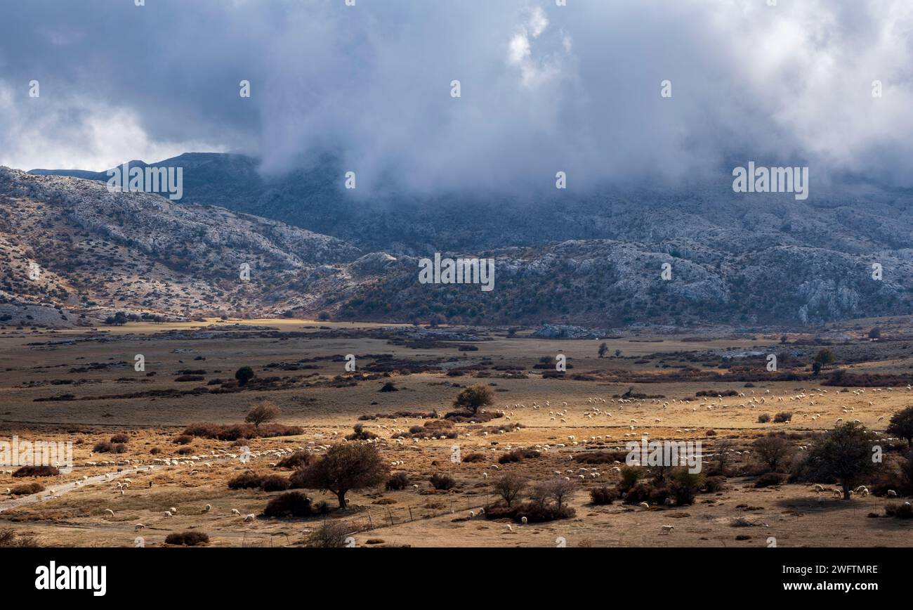 Altopiano di Nida ai piedi del Monte Ida nella catena montuosa della Psiloritis, Creta, Grecia Foto Stock