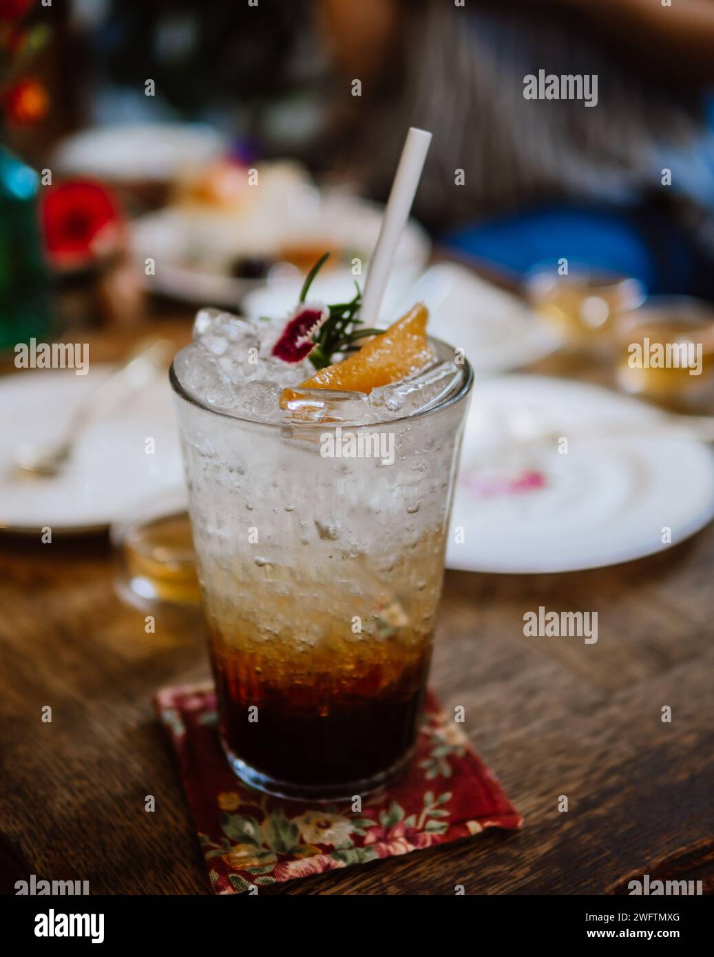Bicchiere di soda di frutta Iced con limone e frutto della passione mezza fetta su fondo leggero, bevanda rinfrescante o bevanda con ghiaccio Foto Stock