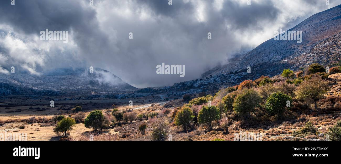 Le nuvole si snodano sull'altopiano di Nida ai piedi del Monte Ida, catena montuosa di Psiloritis, Creta Foto Stock