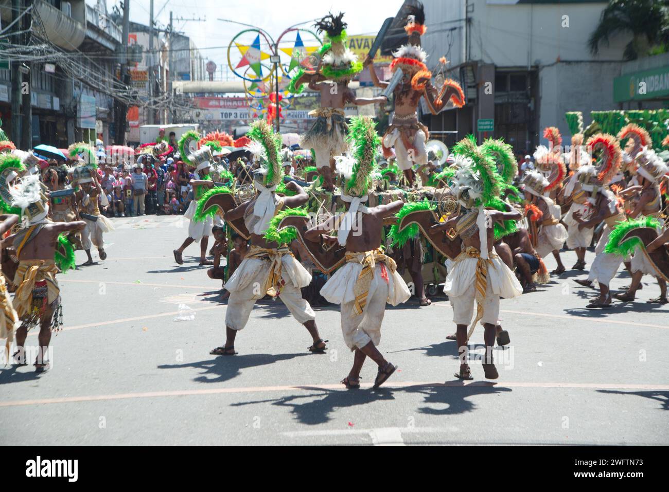 Partecipanti Dinagyang festival.Dinagyang Un festival religioso e culturale che si tiene in onore di Santo Niño, questo festival è considerato un festival globale. Foto Stock