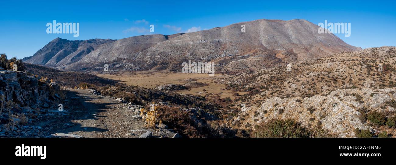 Altopiano di Nida con il Monte Ida, la montagna più alta di Creta, la catena montuosa di Psiloritis Foto Stock