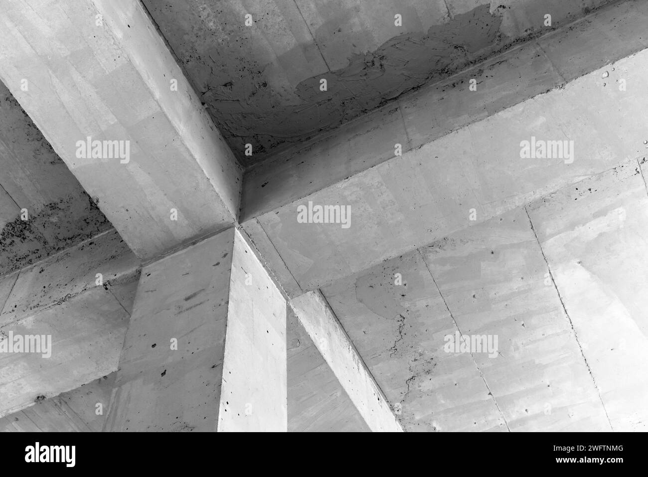Fondo astratto in cemento, soffitto con travi e colonna quadrata Foto Stock