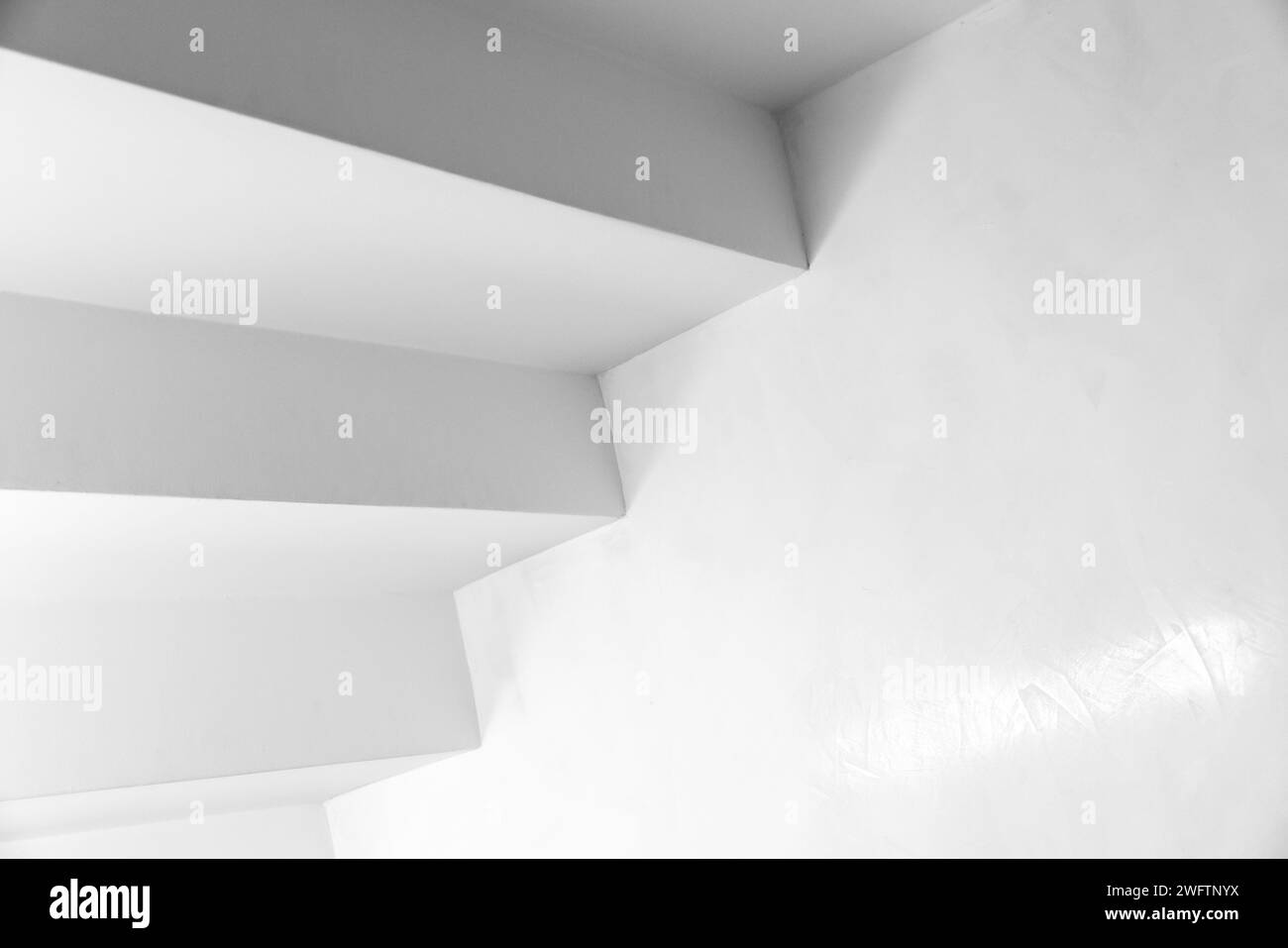 Interni bianchi vuoti con scalinata, sfondo astratto dall'architettura minimalista Foto Stock