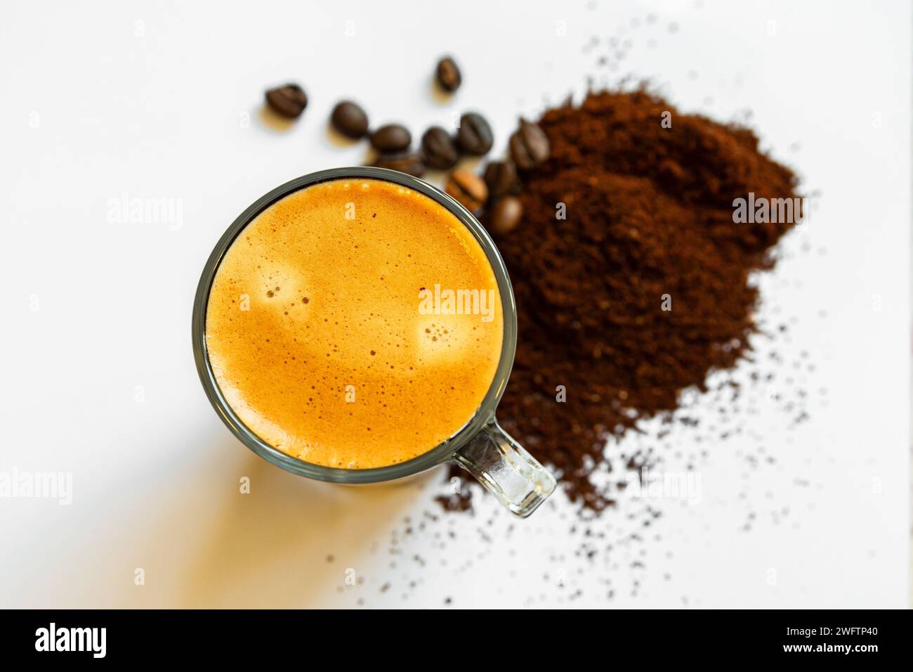 Tempo caffè - Una tazza di caffè, dall'alto. Chicchi e caffè macinato Foto Stock
