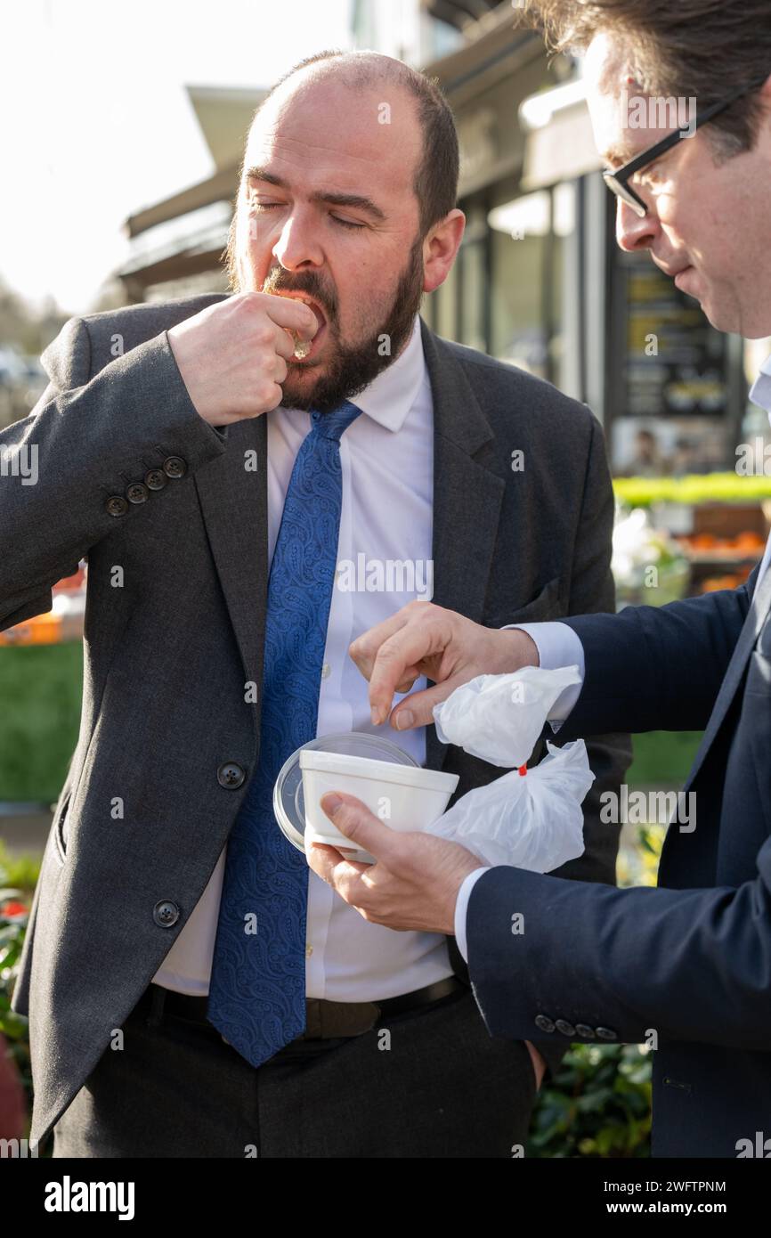 Shenfield Essex, Regno Unito. 1 febbraio 2024. Richard Holden Presidente del Partito Conservatore fa una visita in campaing a Shenfield Essex UK Richard Holden e Alex Burghart MP Eat Jellied Anels, credito: Ian Davidson/Alamy Live News Foto Stock