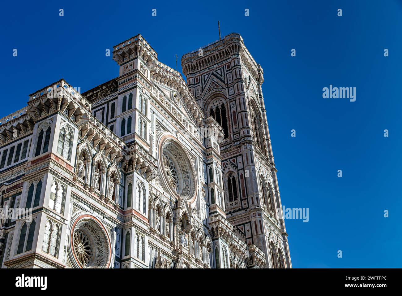 L'esterno in marmo bianco e verde della Cattedrale di Santa Maria del Fiore o del Duomo di Firenze, Italia Foto Stock