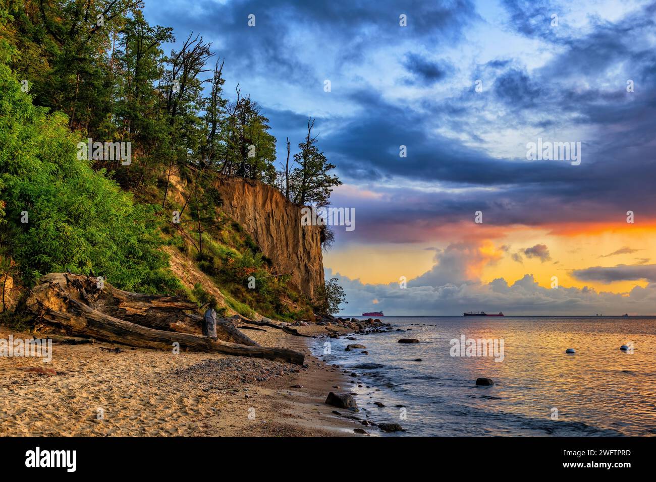 La costa panoramica del Mar Baltico all'alba con la scogliera di Orłowski a Gdynia Orłowo, Polonia. Foto Stock