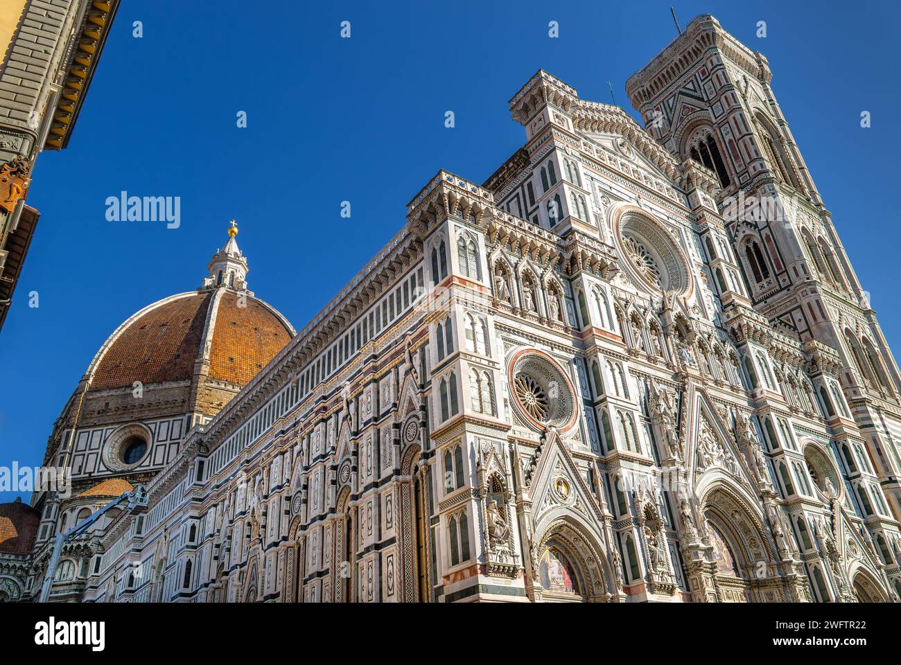 L'esterno in marmo bianco e verde della Cattedrale di Santa Maria del Fiore o del Duomo di Firenze, Italia Foto Stock