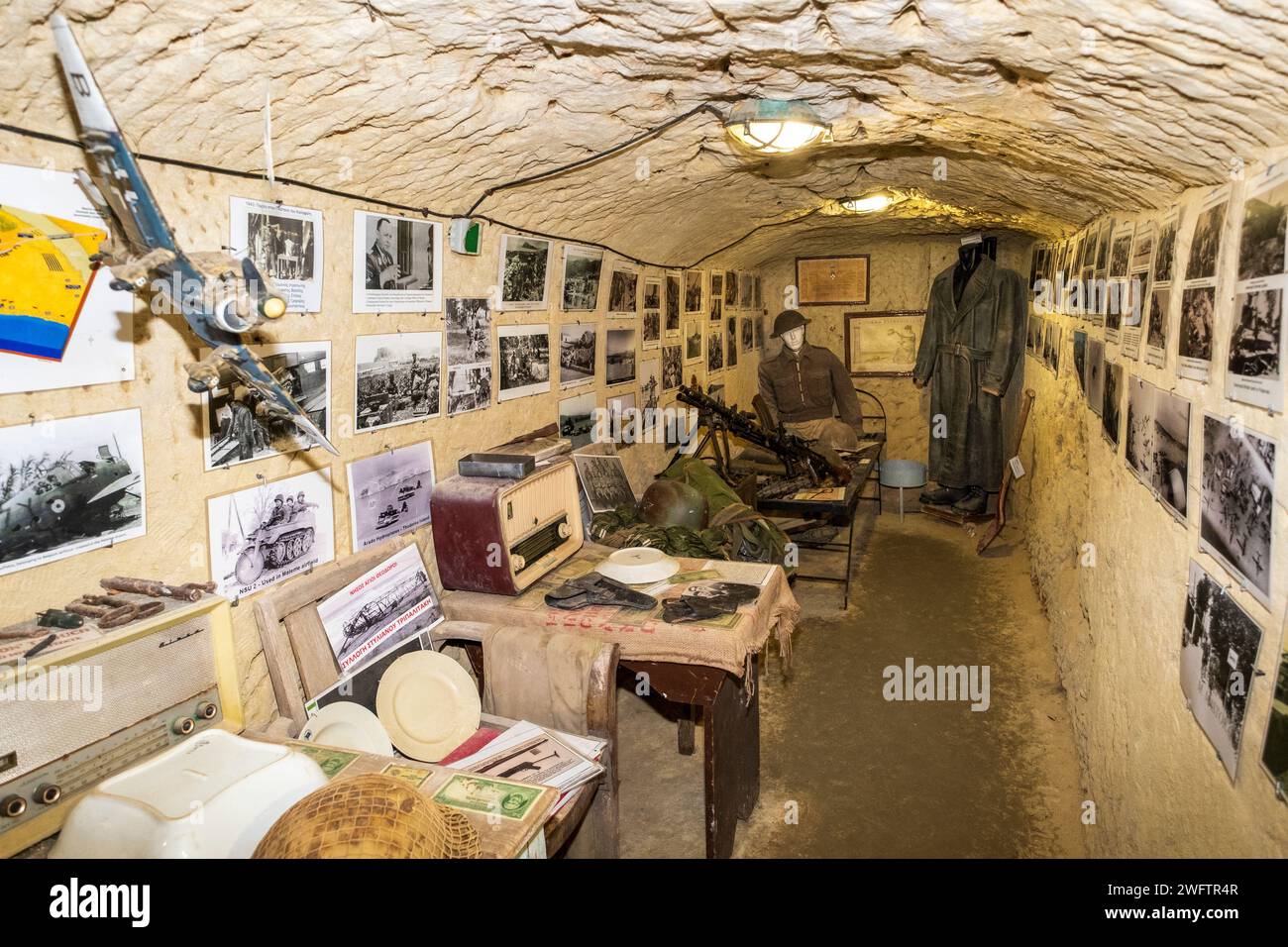 Museo sull'invasione e l'occupazione di Creta da parte della Germania nazista in un ex rifugio di guerra tedesco scavato dai lavoratori forzati a Platanias Foto Stock