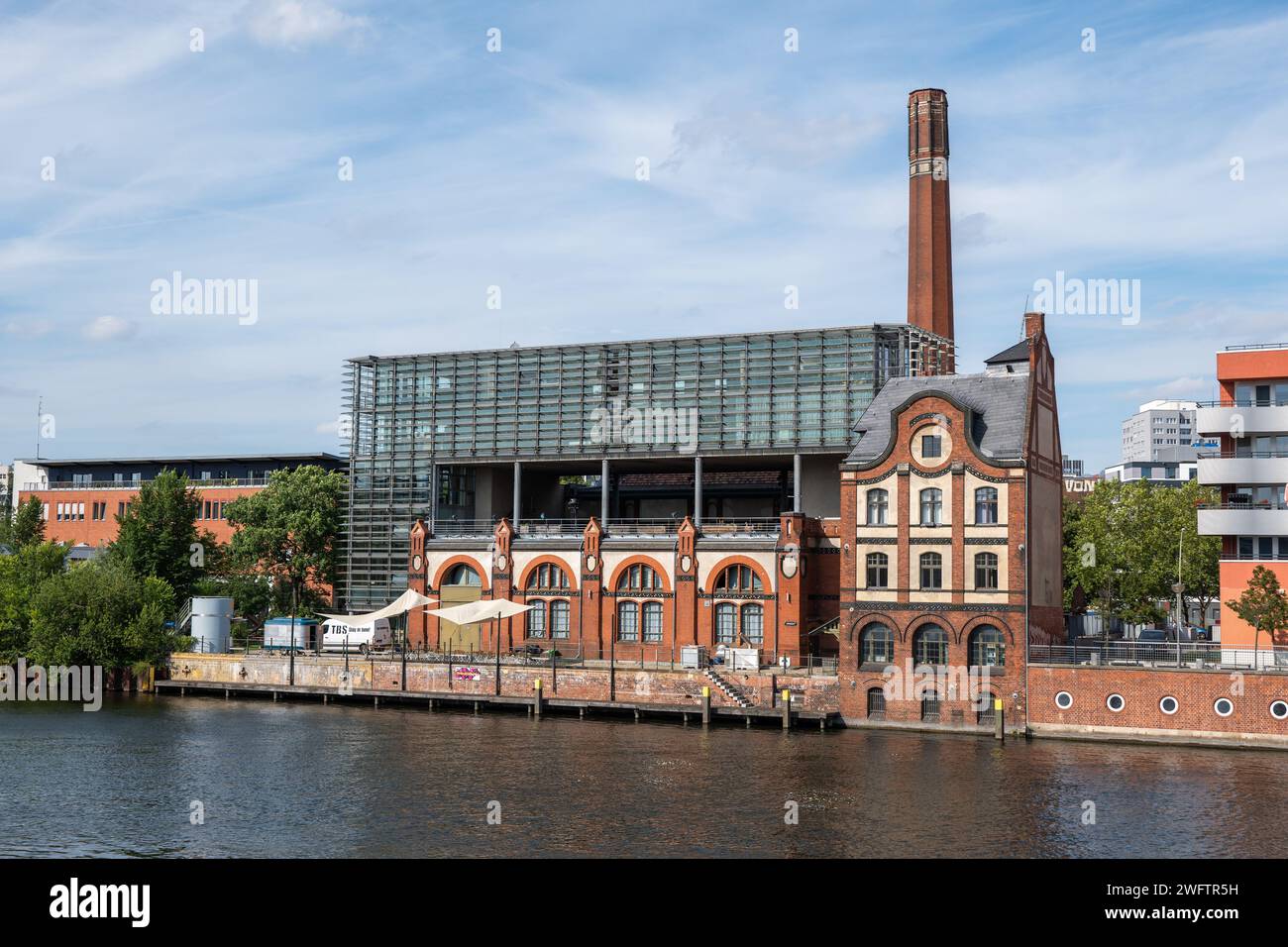 Città di Berlino in Germania, edificio Radialsystem sul fiume Sprea, vecchia stazione di pompaggio del XIX secolo per il sistema fognario di Berlino. Foto Stock
