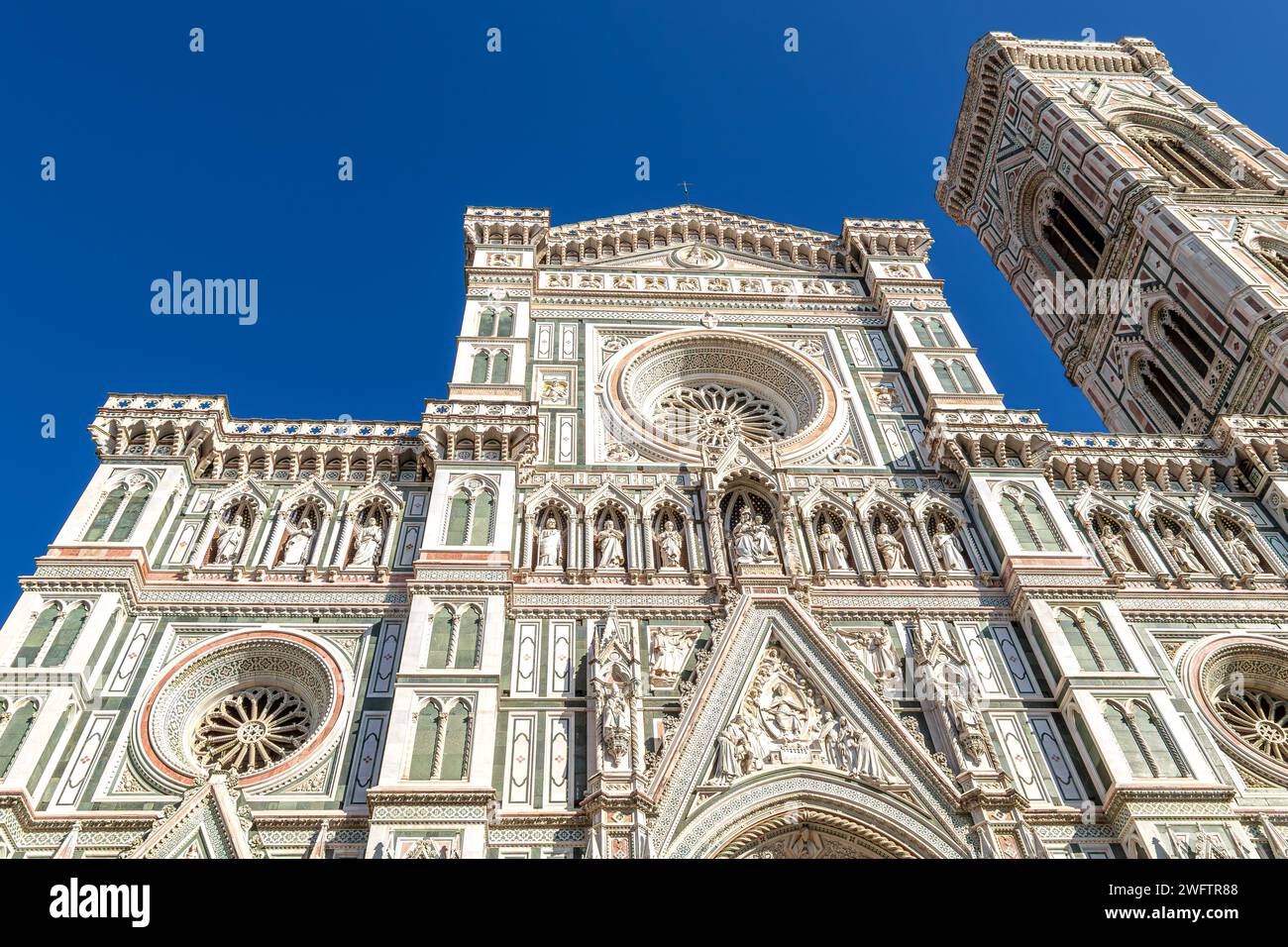 L'esterno in marmo bianco e verde della Cattedrale di Santa Maria del Fiore o del Duomo di Firenze, Italia Foto Stock