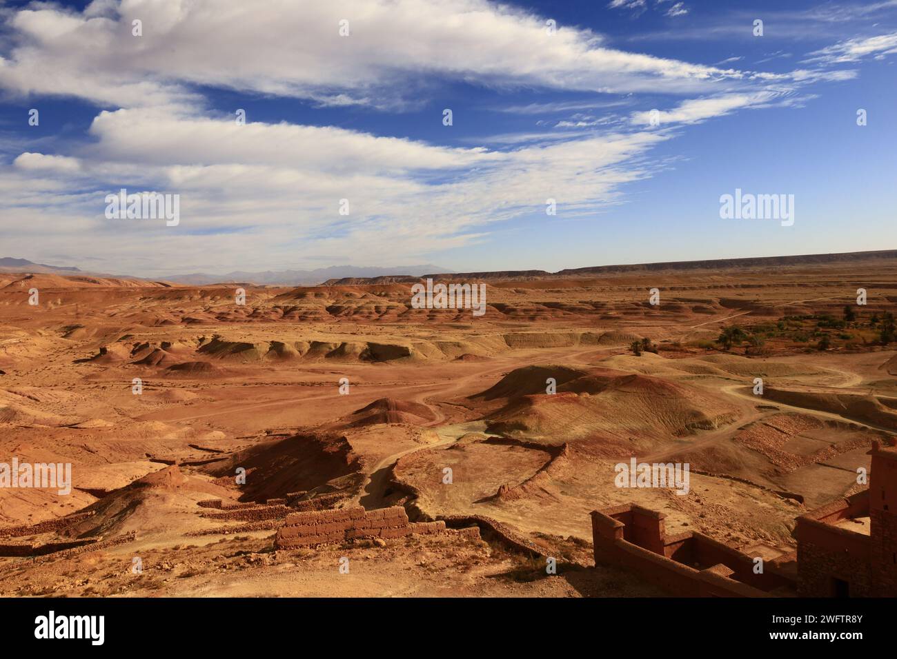 Vista dall'Ait Benhaddou situata lungo l'ex percorso carovaniero tra il Sahara e Marrakech in Marocco Foto Stock