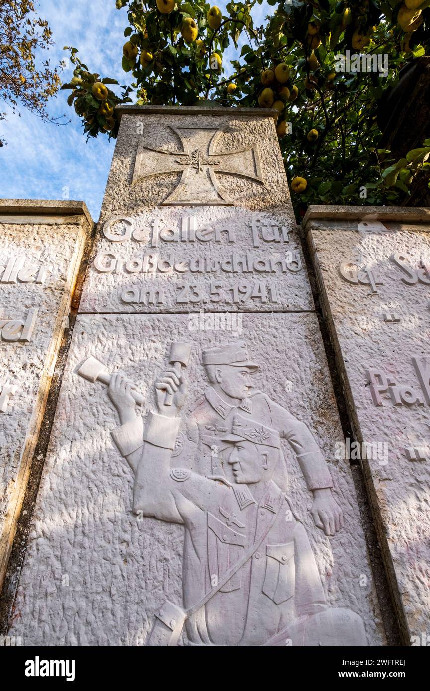 Controverso memoriale di guerra dell'era nazista recentemente ristrutturato da membri di un'associazione tedesca nel villaggio di montagna di Floria, Creta Foto Stock