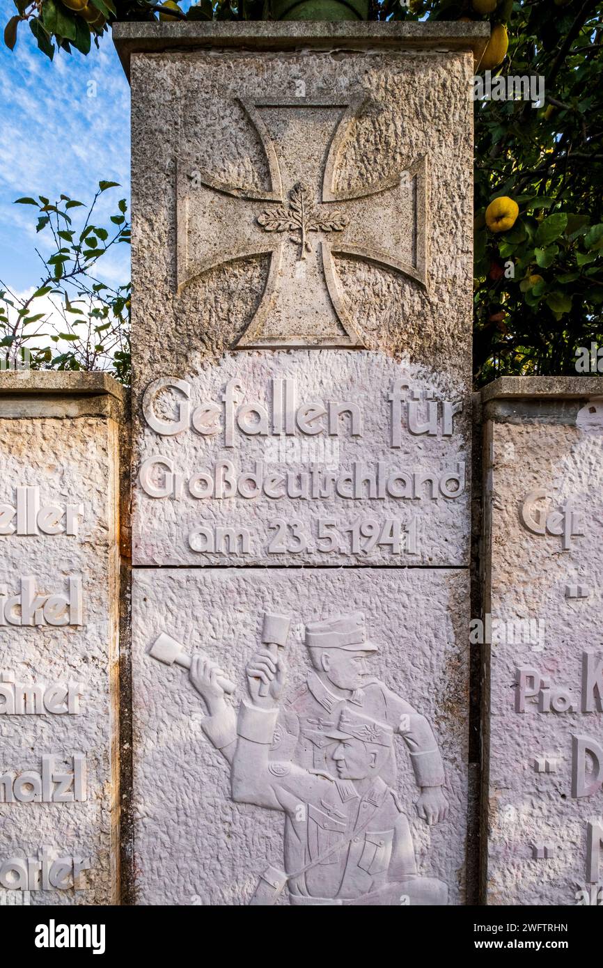 Controverso memoriale di guerra dell'era nazista recentemente ristrutturato da membri di un'associazione tedesca nel villaggio di montagna di Floria, Creta Foto Stock