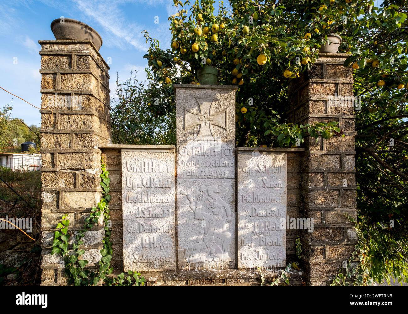 Controverso memoriale di guerra dell'era nazista recentemente ristrutturato da membri di un'associazione tedesca nel villaggio di montagna di Floria, Creta Foto Stock
