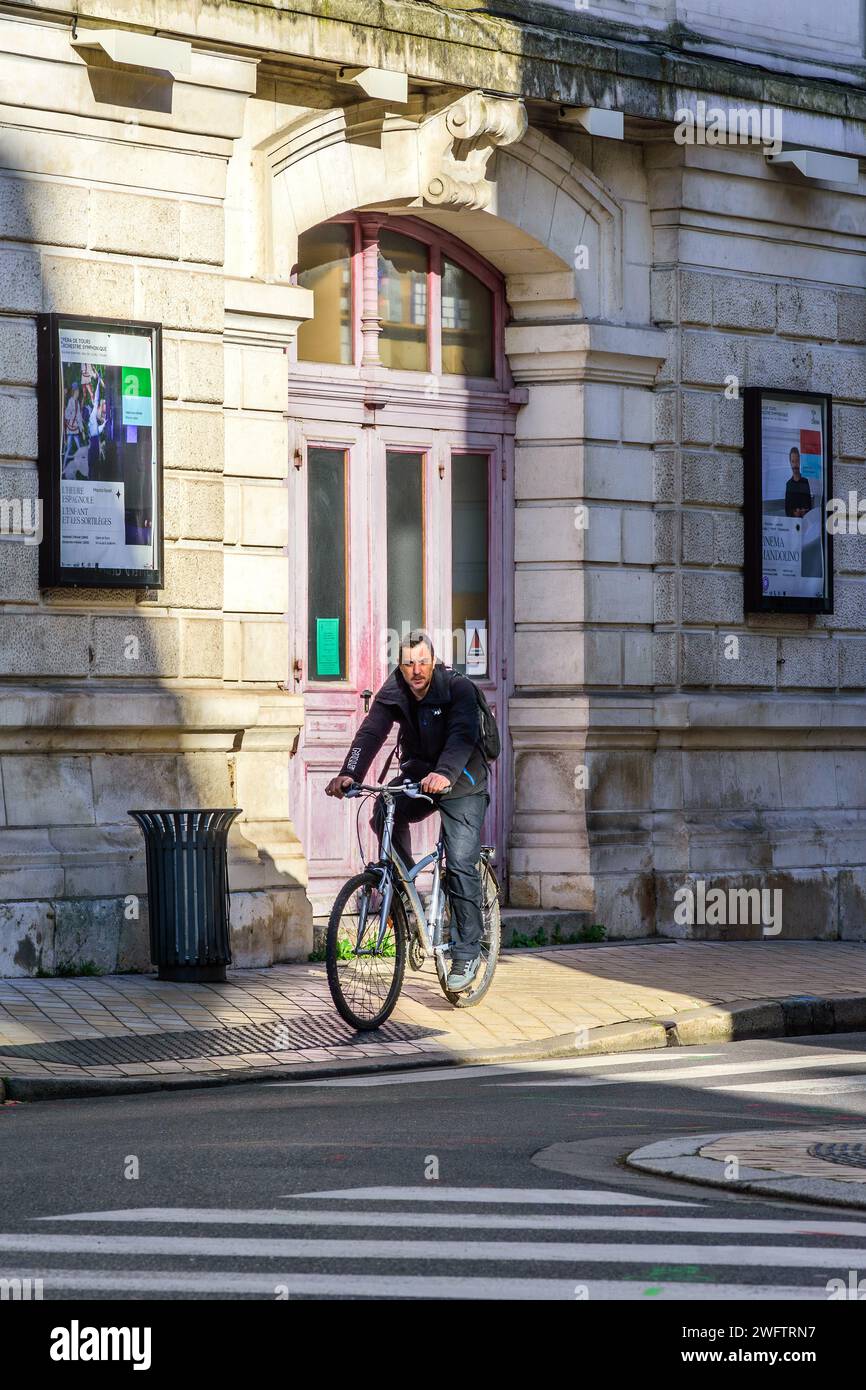 Uomo in bicicletta sul marciapiede della città - Tours, Indre-et-Loire (37), Francia. Foto Stock