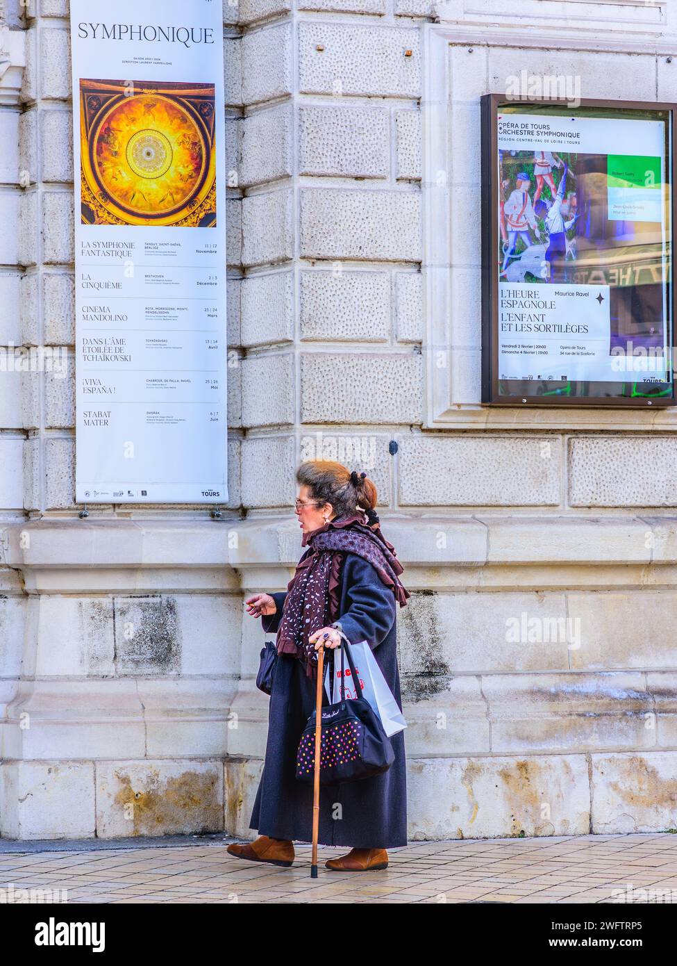 Donna corta (nanismo?) Con passeggiate in bastone lungo il marciapiede del centro città - Tours, Indre-et-Loire (37), Francia. Foto Stock