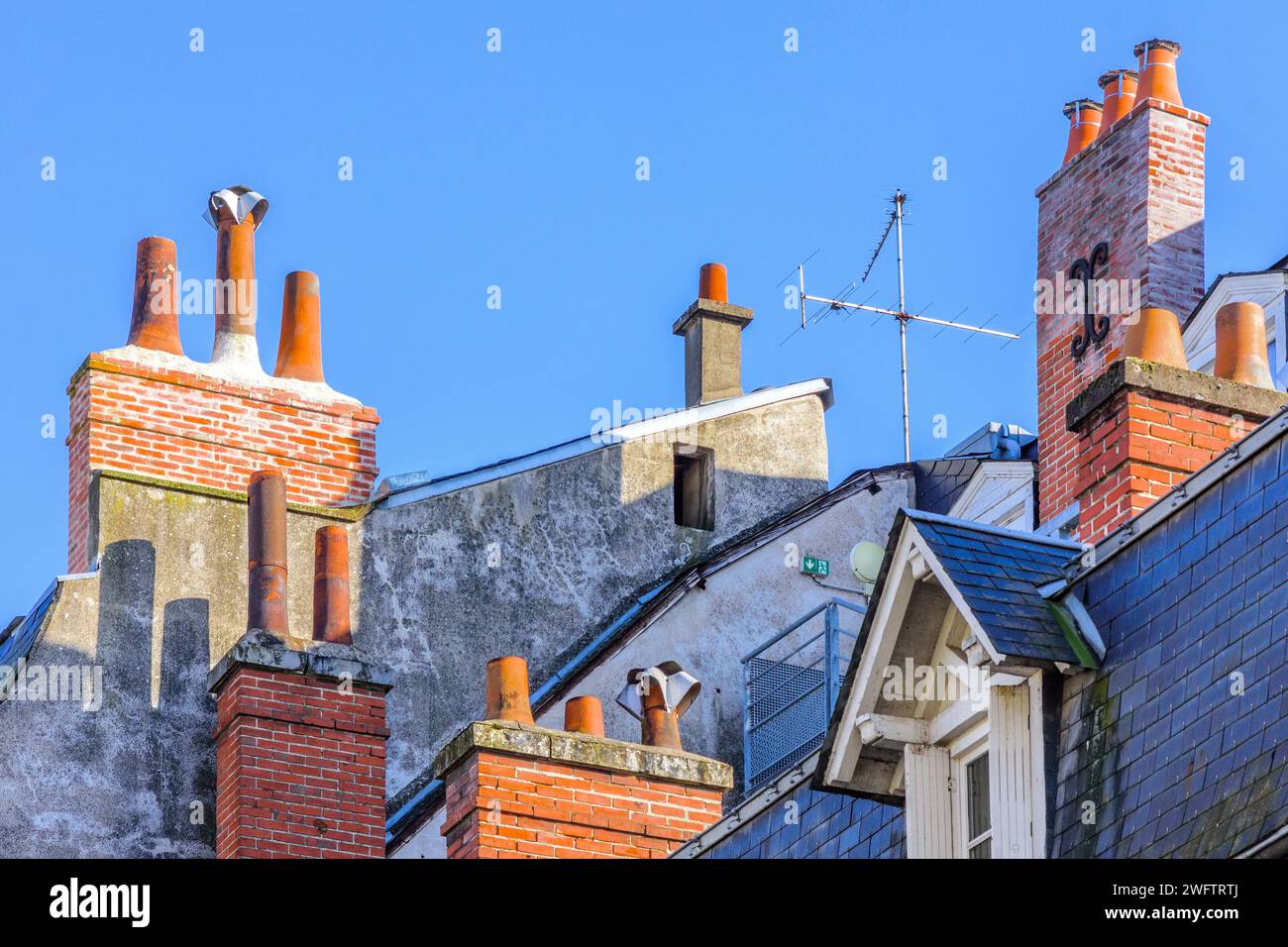 Raggruppamento di vasi camini sopra gli appartamenti domestici nel centro di Tours, Indre-et-Loire (37), Francia. Foto Stock