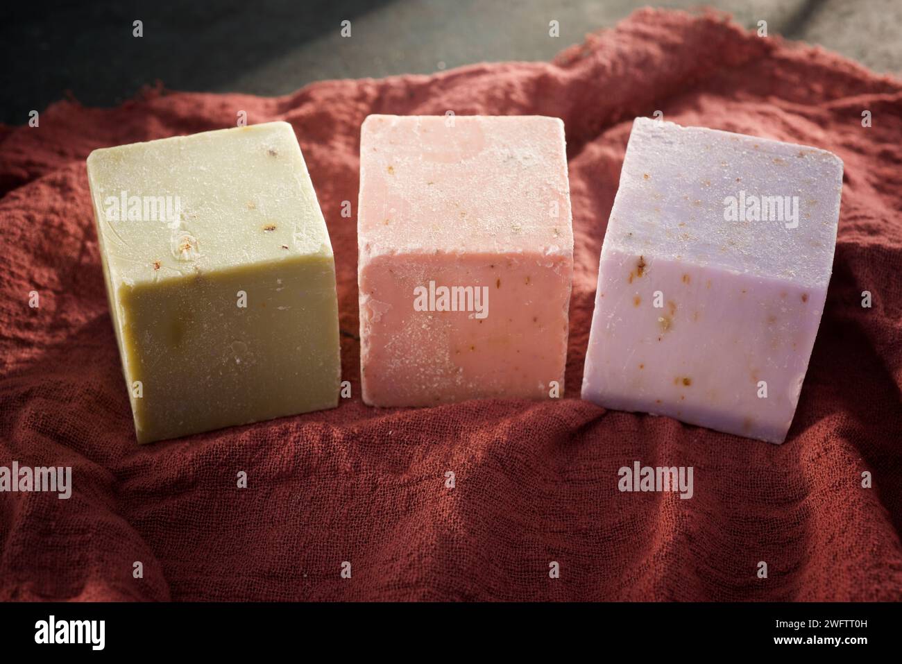 Sapone a forma di cubo su un tavolo Foto Stock