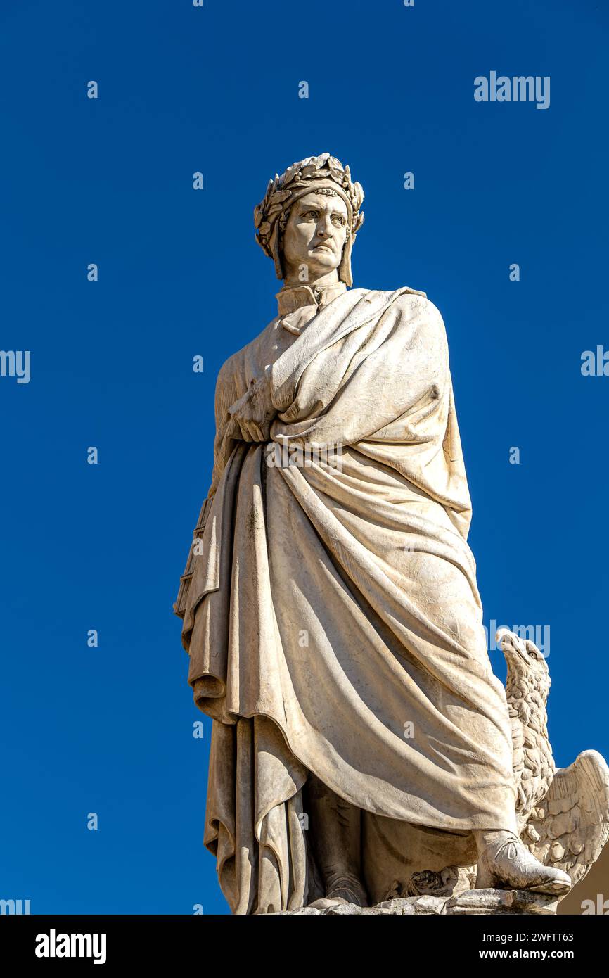 Statua di Dante Alighieri situata in piazza Santa Croce a Firenze, Italia Foto Stock