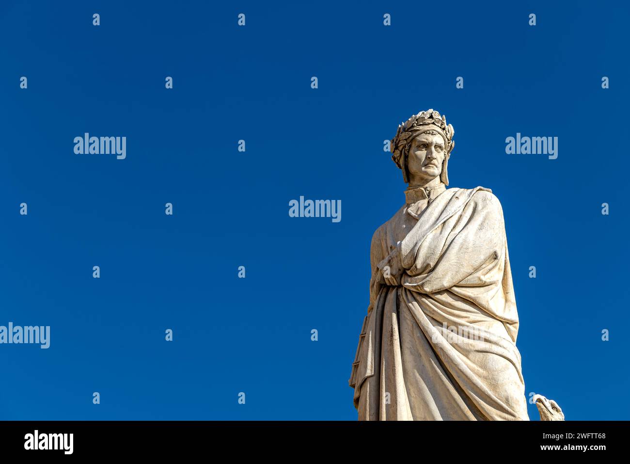 Statua di Dante Alighieri situata in piazza Santa Croce a Firenze, Italia Foto Stock