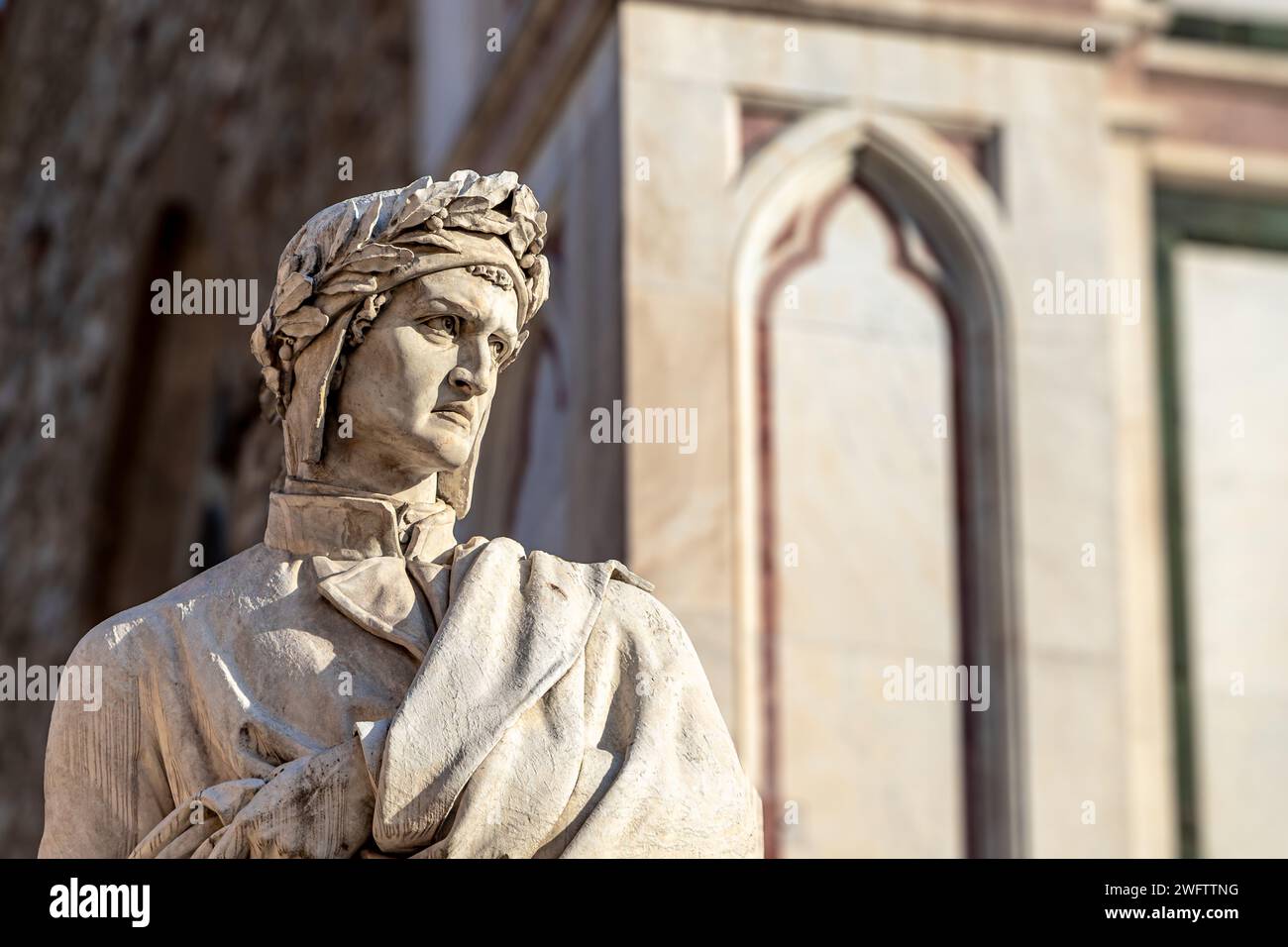 Statua di Dante Alighieri situata in piazza Santa Croce a Firenze, Italia Foto Stock