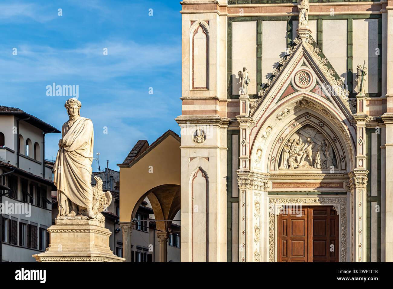 Statua di Dante Alighieri situata in piazza Santa Croce a Firenze, Italia Foto Stock