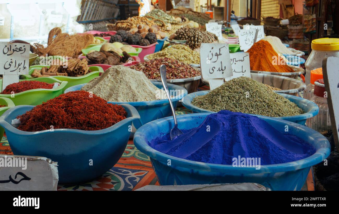 Le spezie sono state esposte nel vivace mercato di Luxor, in Egitto Foto Stock