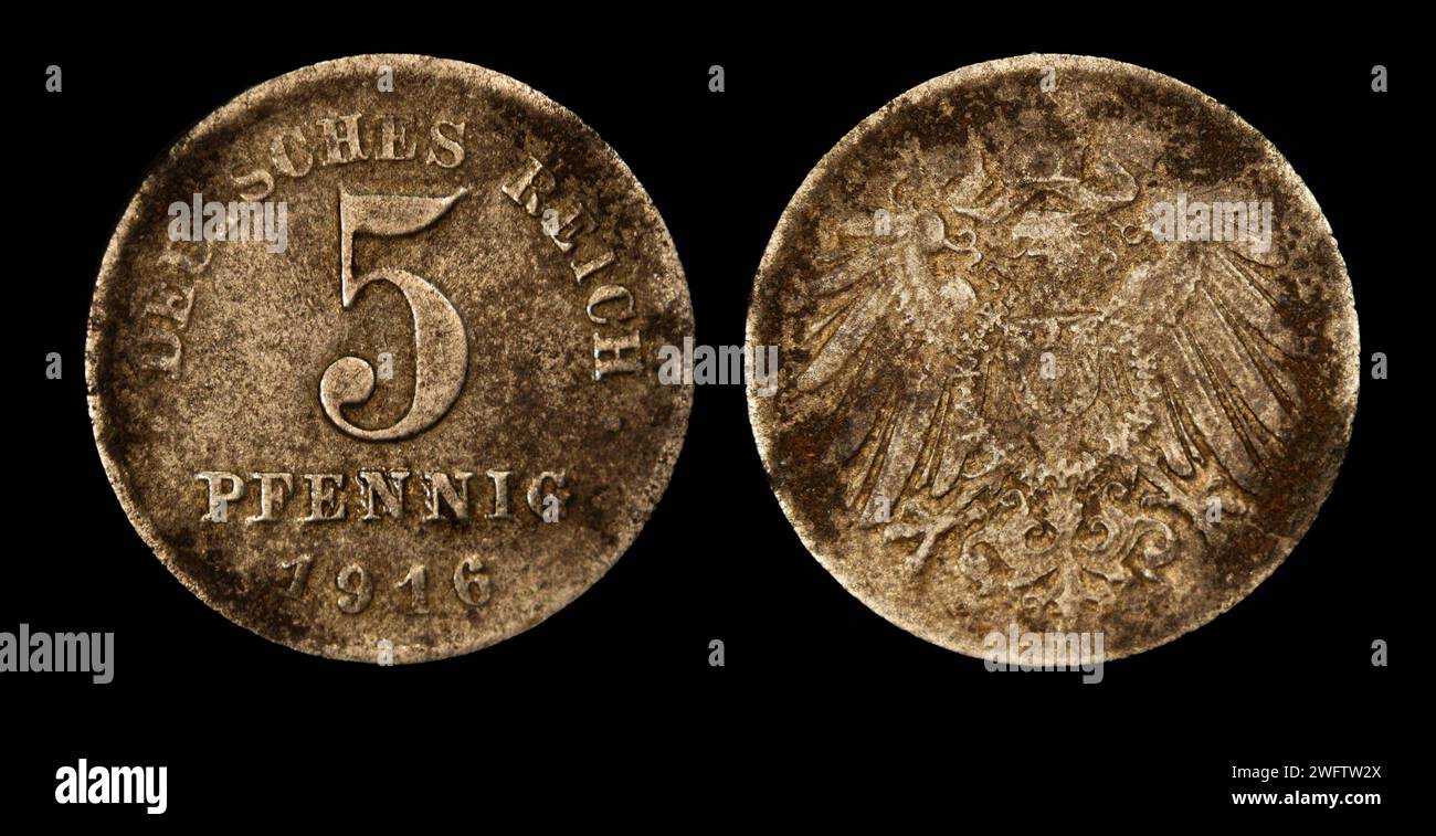 Una foto ravvicinata di un vecchio marchio tedesco, una moneta da cinque pfennig del 1916 Foto Stock