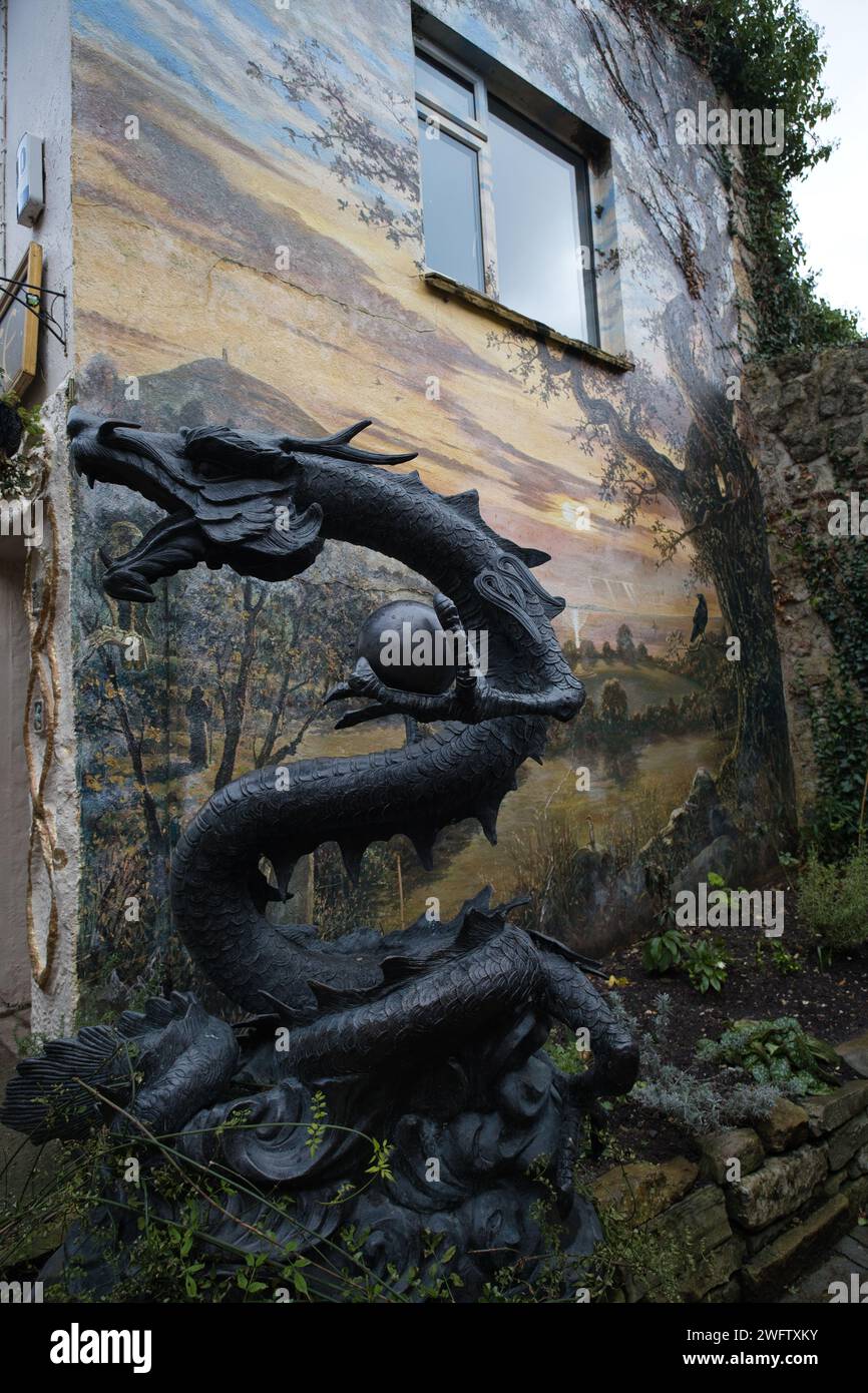 Negozio all'aperto di sculture di draghi nella città di Glastonbury in inverno Foto Stock