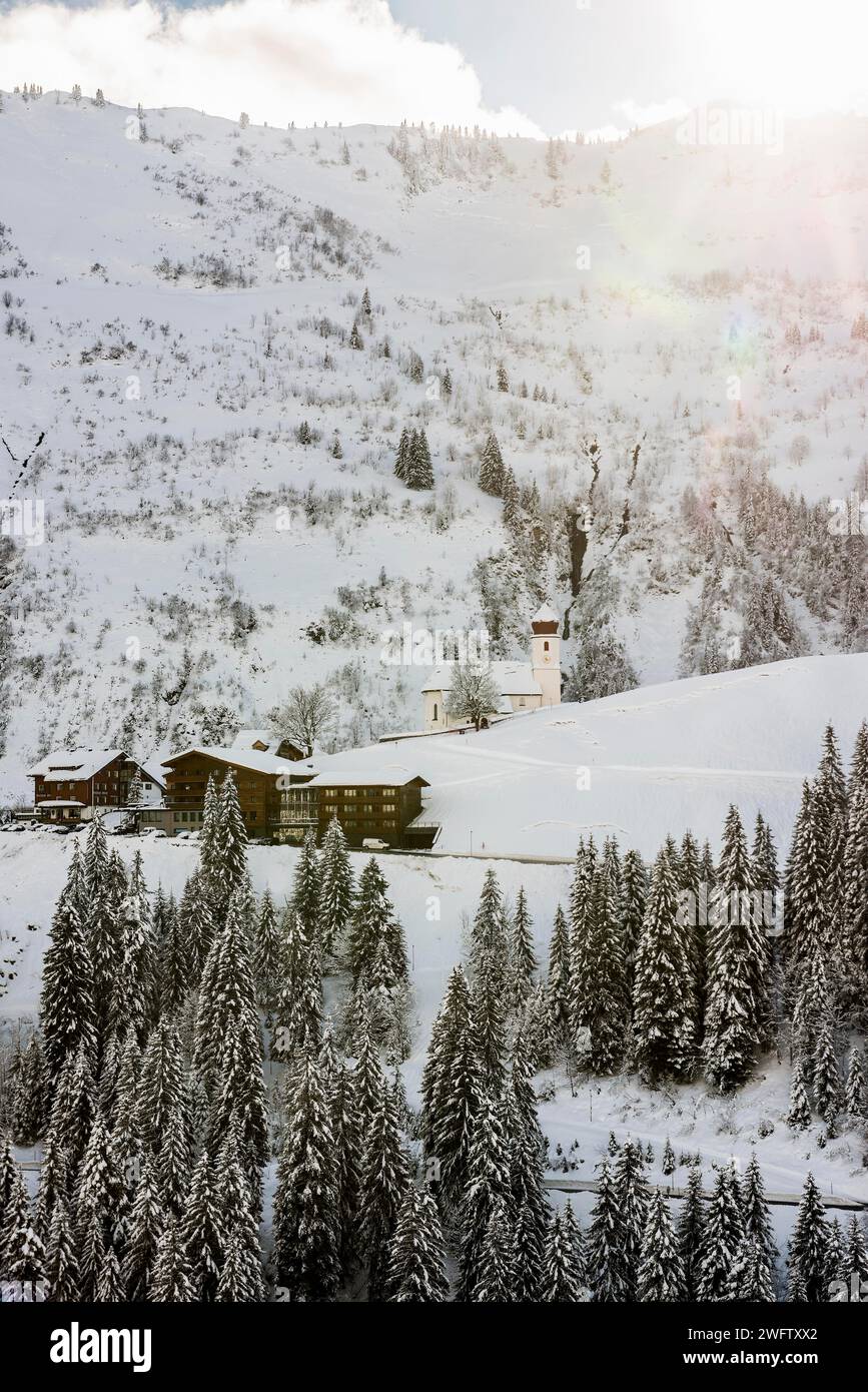 Chiesa e villaggio innevati, Sankt Nikolaus, Damuels, Bregenzerwald, Vorarlberg, Austria Foto Stock