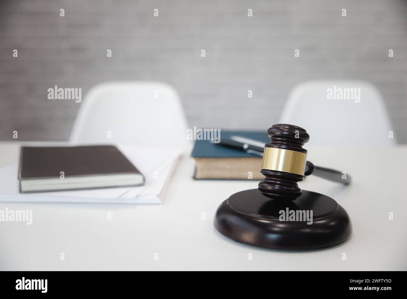Gavel di legno e libri a tavola nell'ufficio legale. Foto Stock