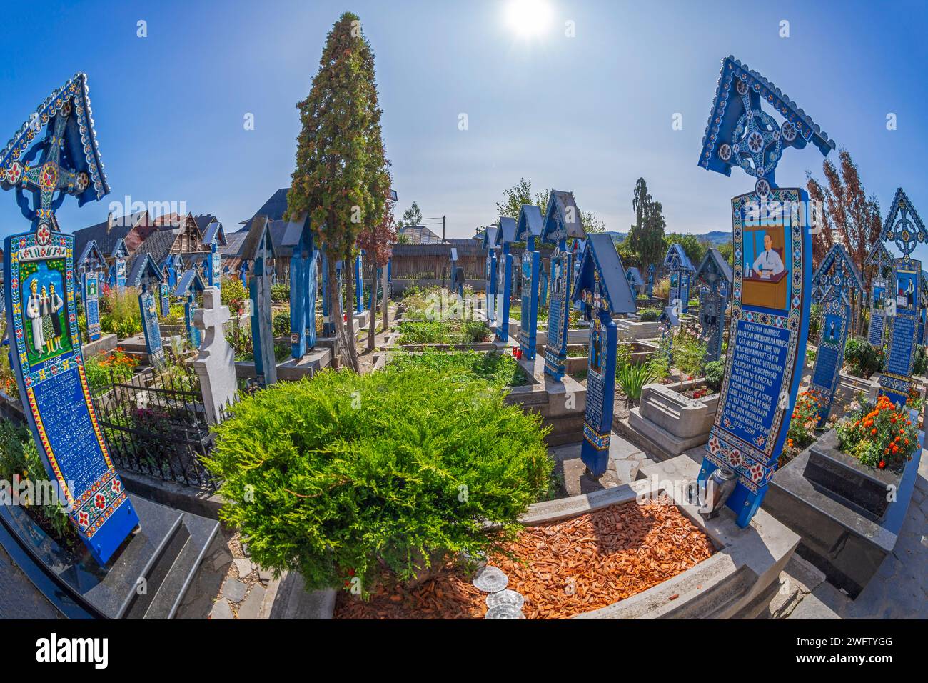 SAPANTA, MARAMURES, ROMANIA - 18 SETTEMBRE 2020: Il Merry Cemetery, famoso nel mondo per le sue colorate lapidi in legno, con dipinti ingenui. Foto Stock